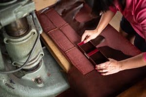 Cutting mens leather wallts from full grain leather