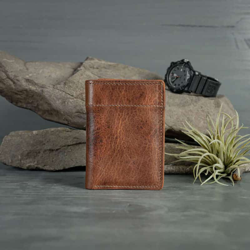 Trifold men's leather wallet with bill clip