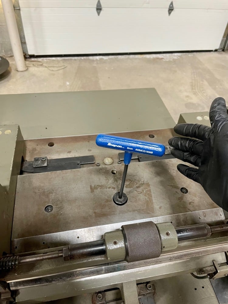 Removing a knife guide plate on a Fortuna Splitter